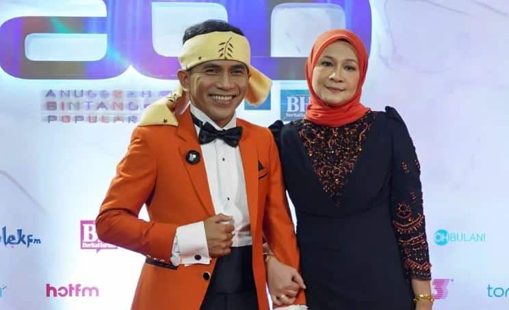 Ramai suka lawak 'Barkoba', isteri dedah perangai sebenar Bell di rumah buat ramai tertipu. Setiap manusia mempunyai perwatakan yang berbeza mengikut situasi yang bersesuaian.Adakalanya kita boleh bergelak tawa, adakalanya kita perlu bersikap serius walaupun secara luarannya orang lain menganggap kita seorang yang ceria sepanjang masa. Begitulah lumrah kehidupan sang juara ABPBH yang ke-35, Bell Ngasri.