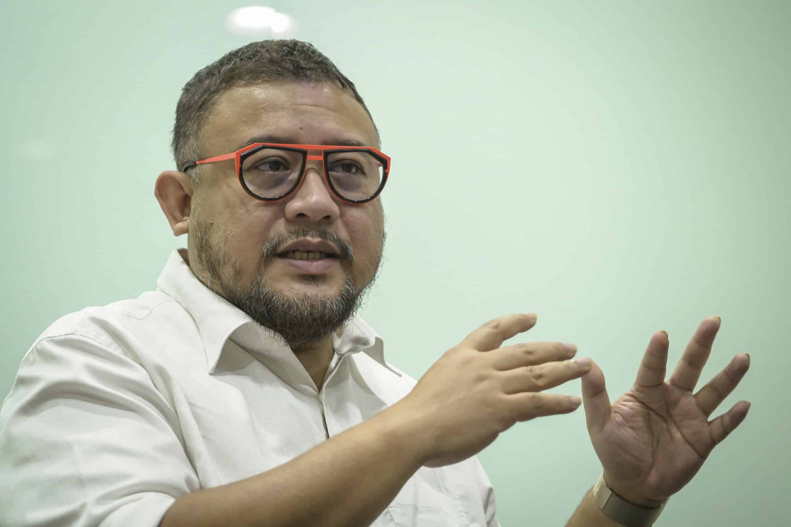 Rezeki Afdlin, artis pertama dilantik jawatan dalam DBKL, pangkat besar tu. dan pengarah Datuk Afdlin Shauki mengorak setapak dalam kariernya apabila dilantik sebagai Ahli Lembaga Penasihat Dewan Bandaraya Kuala Lumpur (DBKL) bermula 7 Julai 2023.