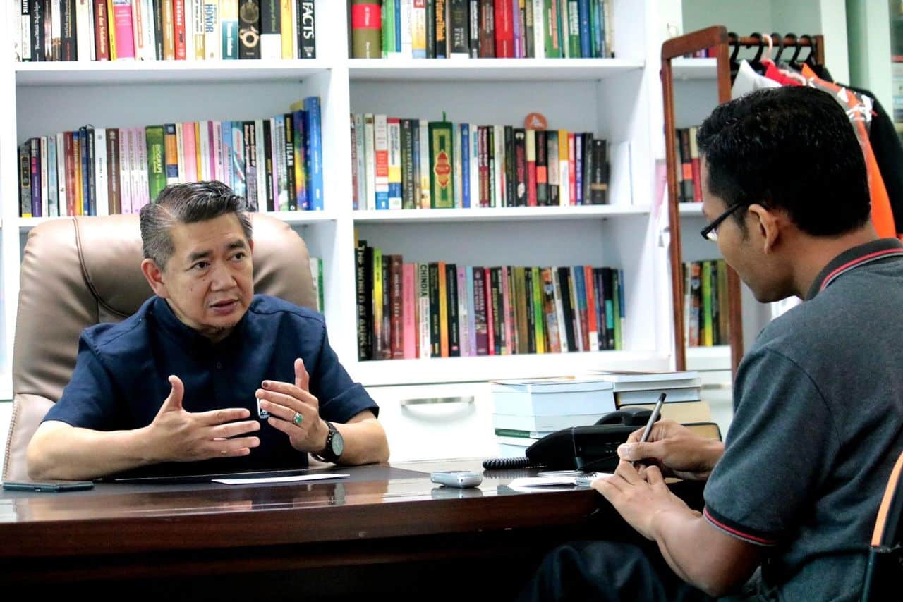 Salahuddin baiknya bukan dibuat-buat, ini sisi Bapa Rahmah yang ramai tidak tahu."Ni, entah semua dah makan ke belum? Nah, kongsi-kongsi. Belilah pisang goreng ke, buat kunyah-kunyah, makan petang-petang ni, taklah mengantuk sangat," katanya lembut sambil tersenyum menghulurkan duit kepada salah seorang staf Harakah.