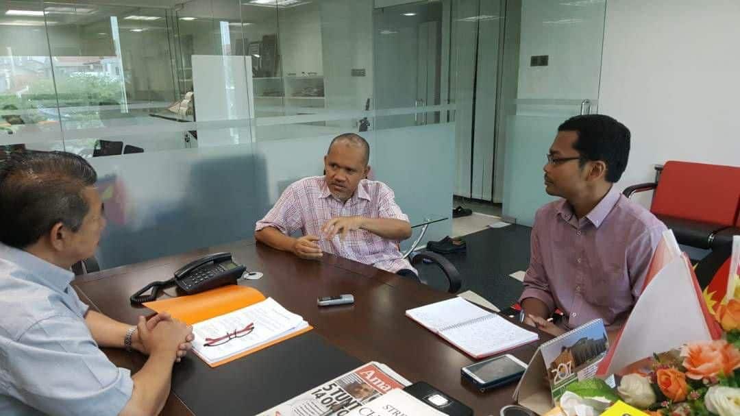 Salahuddin baiknya bukan dibuat-buat, ini sisi Bapa Rahmah yang ramai tidak tahu."Ni, entah semua dah makan ke belum? Nah, kongsi-kongsi. Belilah pisang goreng ke, buat kunyah-kunyah, makan petang-petang ni, taklah mengantuk sangat," katanya lembut sambil tersenyum menghulurkan duit kepada salah seorang staf Harakah.