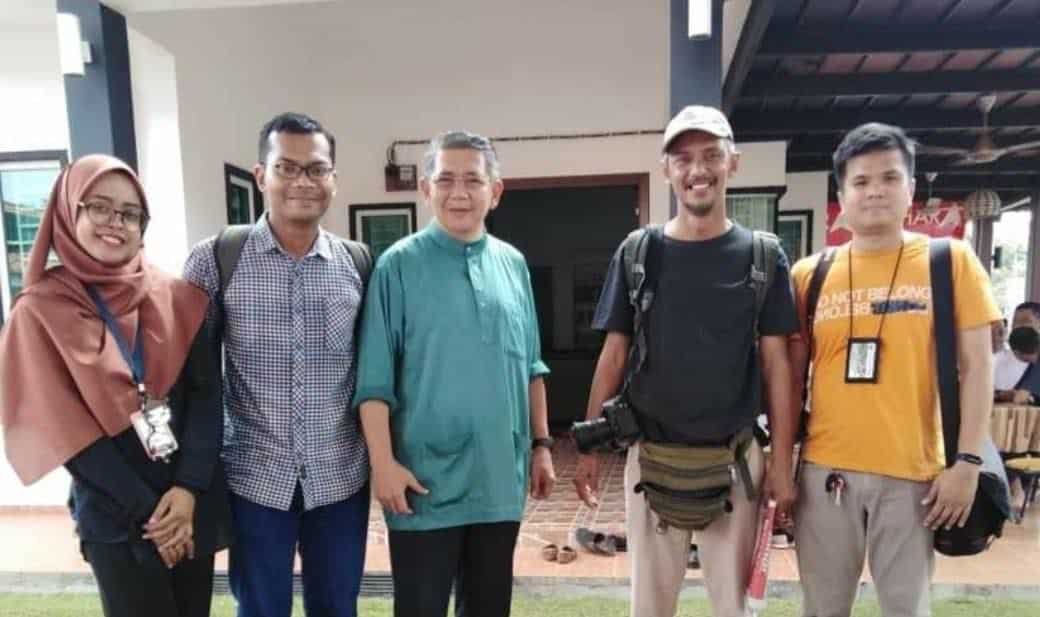Salahuddin baiknya bukan dibuat-buat, ini sisi Bapa Rahmah yang ramai tidak tahu."Ni, entah semua dah makan ke belum? Nah, kongsi-kongsi. Belilah pisang goreng ke, buat kunyah-kunyah, makan petang-petang ni, taklah mengantuk sangat," katanya lembut sambil tersenyum menghulurkan duit kepada salah seorang staf Harakah.