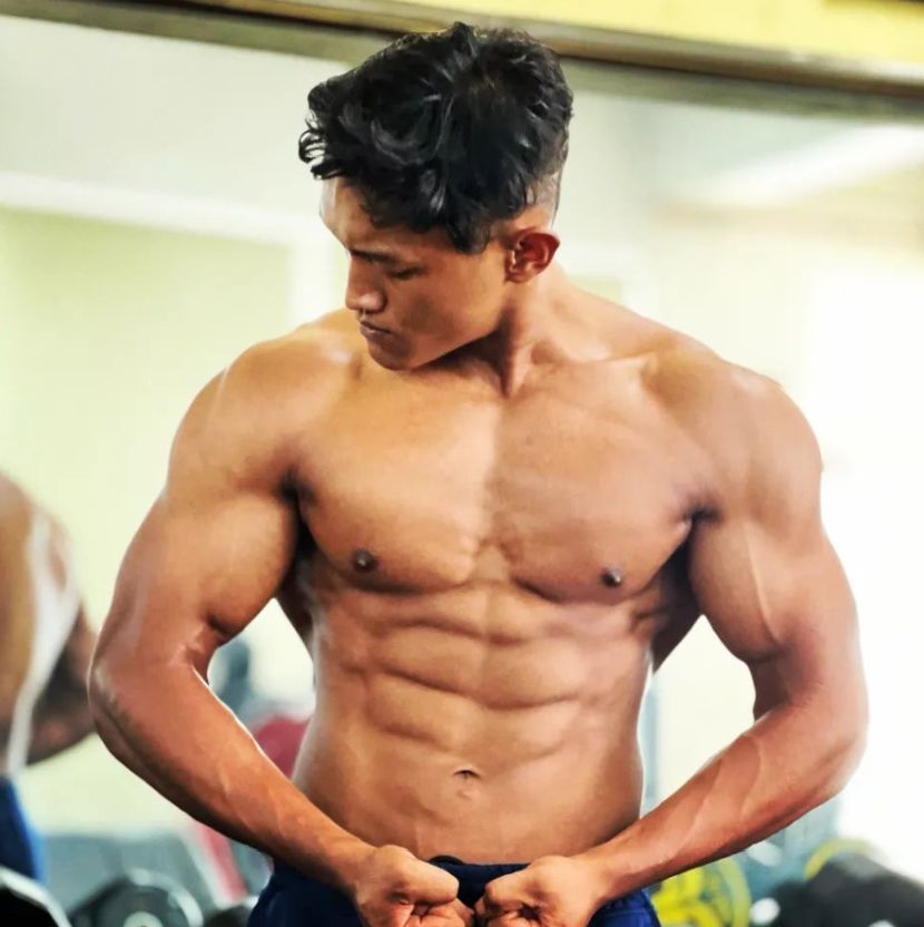 Tiga jejaka sado pakai apron je memasak, 'belanja' netizen otot buat ramai 'kenyang’. memaparkan tiga jejaka sado yang hanya mengenakan apron ketika memasak meraih perhatian ramai di media sosial.Aksi memasak salmon, ayam dan telur yang mengumpul lebih 30,000 tontonan itu turut dihujani hampir 200 komen termasuklah usikan nakal terhadap tiga jejaka berkenaan.