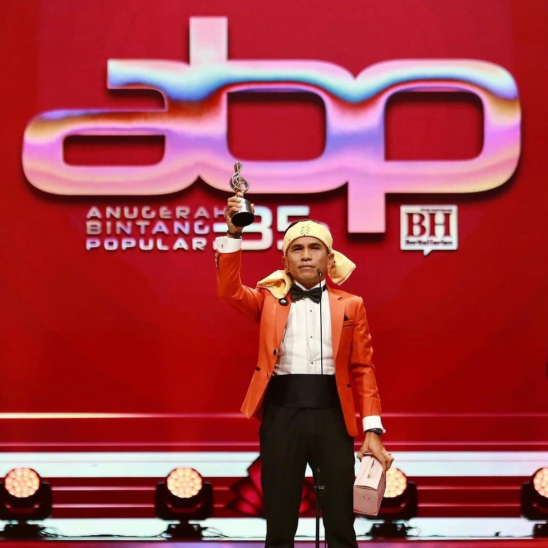 Tuah badan! Ini tawaran Bell dapat selepas menang APBH 35, rezeki jangan ditolak. Heboh di platform radio Hot FM apabila terdapat individu dikenali sebagai Encik Fendi selalu pemilik syarikat menjual kenderaan mahu menghadiahkan pelawak popular, Bell Ngasri sebuah kereta.Encik Fendi berhasrat memberikan Bell sebuah kereta bersempena kemenangan Bintang Paling Popular yang diraih ketika malam Anugerah Bintang Paling Popular 35 (ABPBH 35), Jumaat lalu.