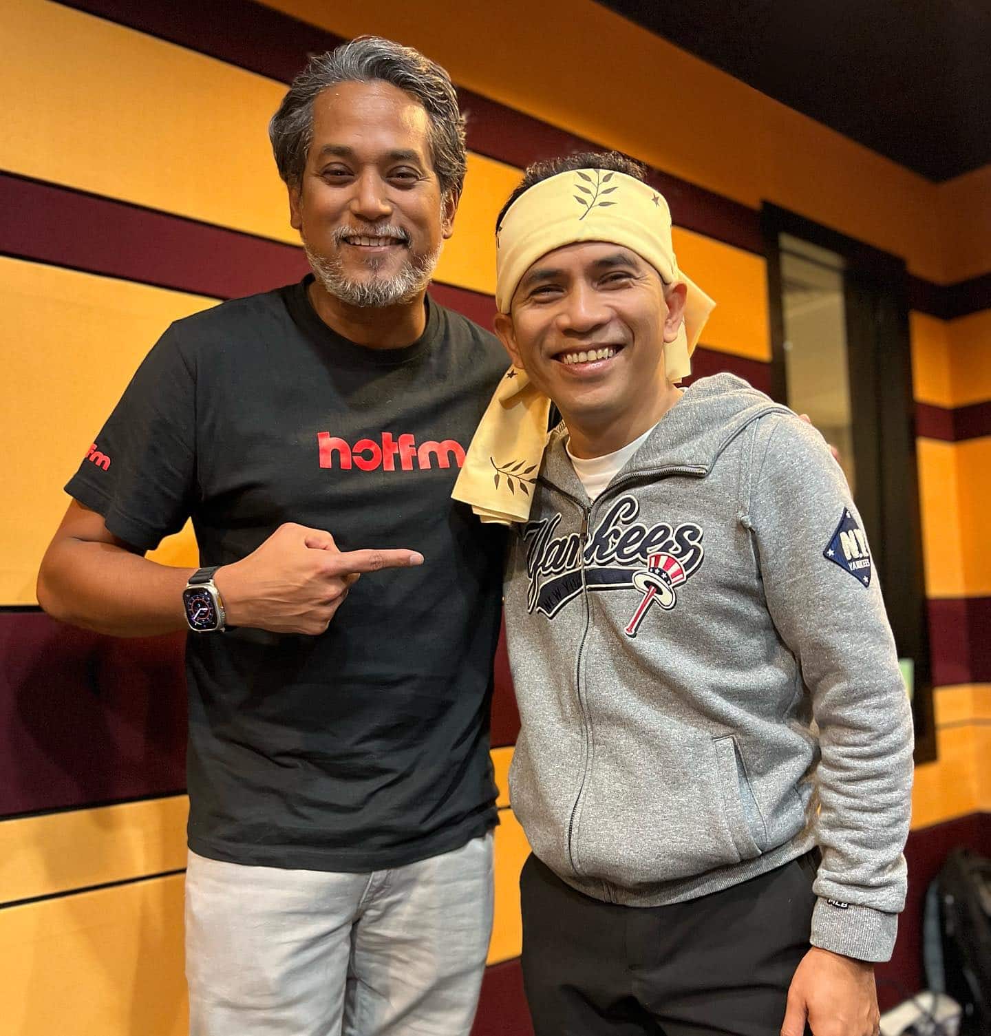 Tuah badan! Ini tawaran Bell dapat selepas menang APBH 35, rezeki jangan ditolak. Heboh di platform radio Hot FM apabila terdapat individu dikenali sebagai Encik Fendi selalu pemilik syarikat menjual kenderaan mahu menghadiahkan pelawak popular, Bell Ngasri sebuah kereta.Encik Fendi berhasrat memberikan Bell sebuah kereta bersempena kemenangan Bintang Paling Popular yang diraih ketika malam Anugerah Bintang Paling Popular 35 (ABPBH 35), Jumaat lalu.