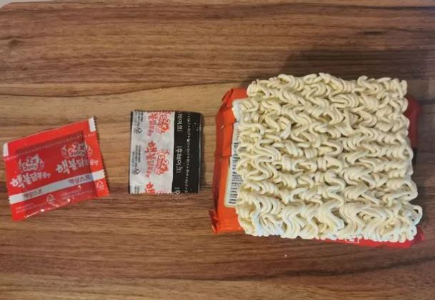 Tubuh kebas dan pekak beberapa hari, makanan ini punca YouTuber serik menanggung seksa. Seorang lelaki menyesal dengan tindakannya teringin mencuba mi segera Korea Selatan yang didakwa menyebabkannya pekak selama beberapa hari kerana terlampau pedas.
