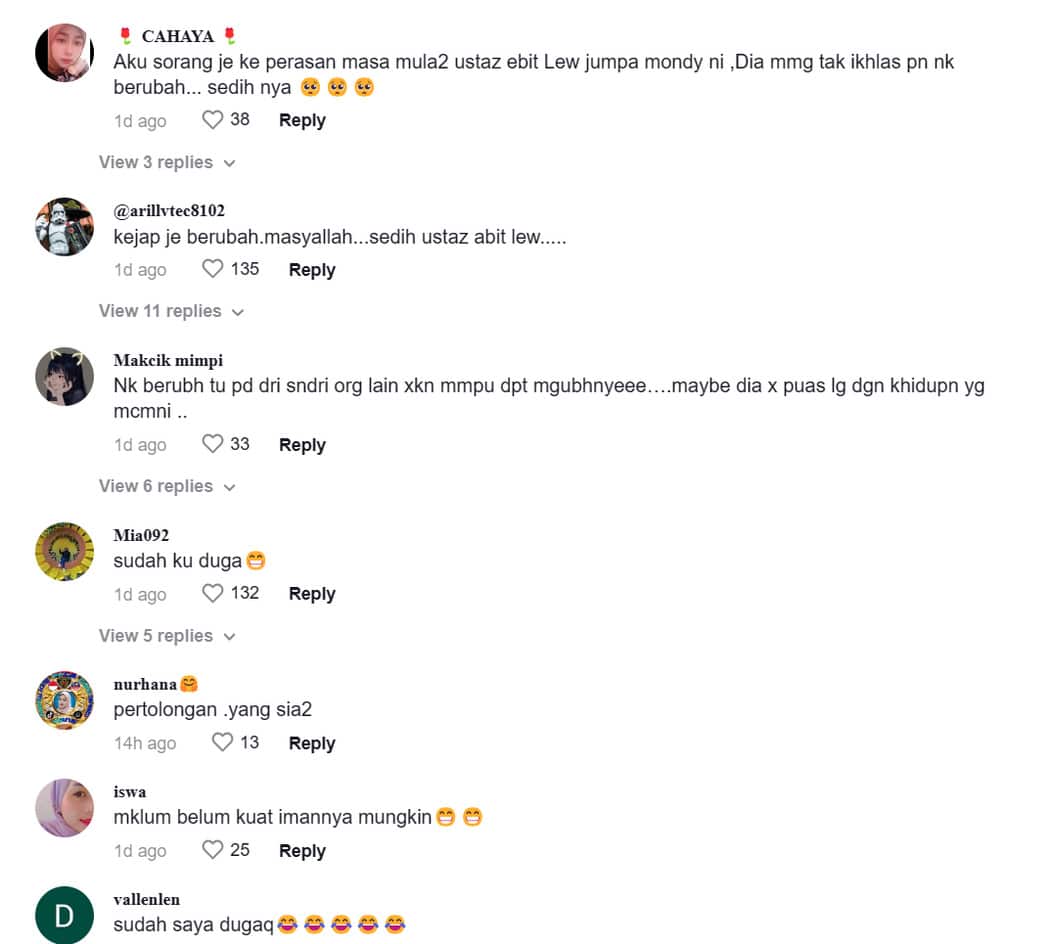 Hanya bertahan dua bulan bersama Ebit Liew, Mondy pilih kembali tak bertudung. Sebelum ini, pernah tular video pendakwah terkenal, Ebit Lew memberikan bantuan kepada seorang ibu tunggal bertatu yang tinggal dijalanan ketika dia berada di Indonesia dan juga membantunya berniaga ketika wanita terbabit datang ke Malaysia.