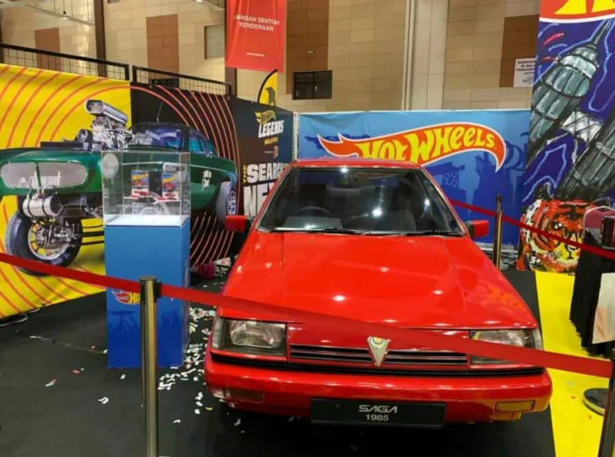 Hot Wheels Proton Saga Edisi Khas akan dilancar 2024, ramai terkejut bila tahu siapa penciptanya, malu kita. Mattel Inc sewaktu di hari pertama Art Of Speed 2023 di MAEPS Serdang turut memperkenalkan kepada media dan pengunjung reka bentuk pembungkusan Hot Wheels Proton Saga Edisi Khas itu.