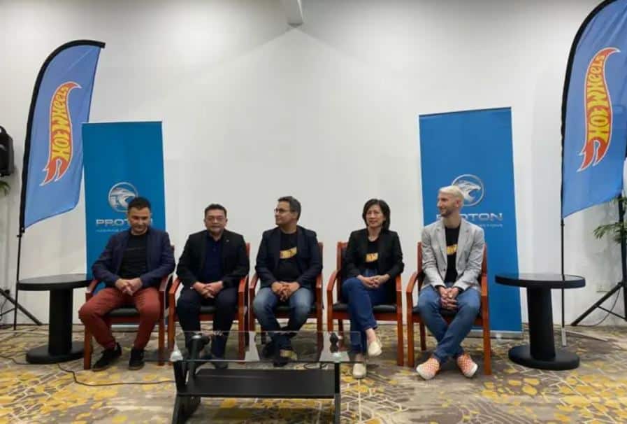 Hot Wheels Proton Saga Edisi Khas akan dilancar 2024, ramai terkejut bila tahu siapa penciptanya, malu kita. Mattel Inc sewaktu di hari pertama Art Of Speed 2023 di MAEPS Serdang turut memperkenalkan kepada media dan pengunjung reka bentuk pembungkusan Hot Wheels Proton Saga Edisi Khas itu.