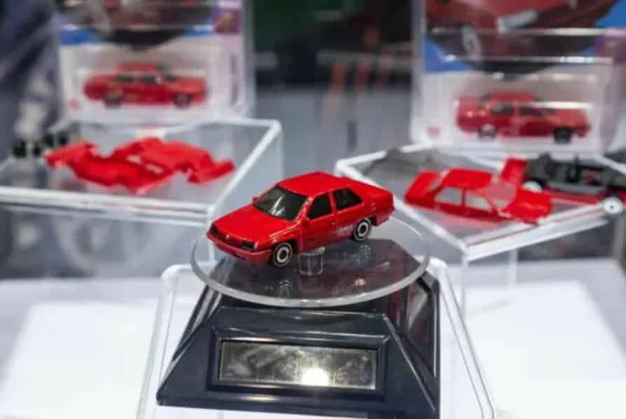 Hot Wheels Proton Saga Edisi Khas akan dilancar 2024, ramai terkejut bila tahu siapa penciptanya, malu kita. Mattel Inc sewaktu di hari pertama Art Of Speed 2023 di MAEPS Serdang turut memperkenalkan kepada media dan pengunjung reka bentuk pembungkusan Hot Wheels Proton Saga Edisi Khas itu.