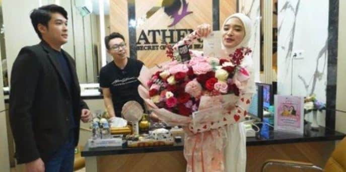 Ini pengakuan isteri Virgoun isu bercinta dengan peguam. Nampaknya kisah mengenai isteri kepada penyanyi Virgoun masih belum reda apabila kali ini dia dituduh menjalin hubungan sulit dengan peguamnya sendiri. Disebabkan gosip itu juga, Inara Rusli turut dituduh tidak pandai menjaga maruah diri tatkala masih bergelar isteri. Tidak membiarkan gosip itu terus bertebaran, Inara tampil menyangkal dakwaan tersebut.