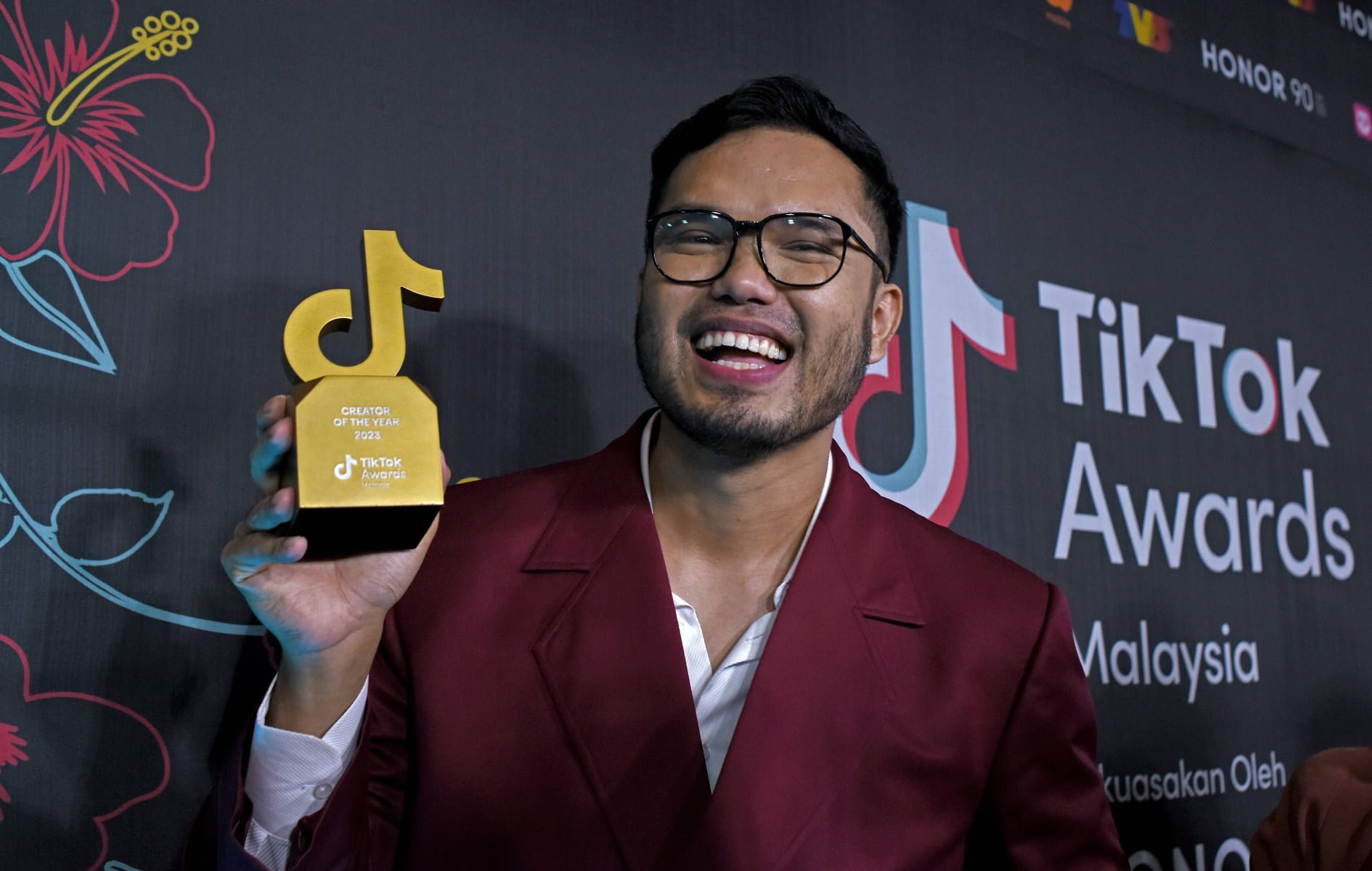 Jutawan sambal Raja TikTok Malaysia, ini nasihat Khairul Aming kepada pelajar sekolah. Seperti diramalkan, Khairul Aming diumumkan sebagai pemenang kategori Creator of the Year di TikTok Awards Malaysia 2023 yang berlangsung malam tadi. Aming atau nama sebenarnya Khairul Amin Kamarulzaman, 31, berkata, walaupun ramai menjangkakan kemenangannya, tetapi ia masih lagi sesuatu yang tidak dijangka.