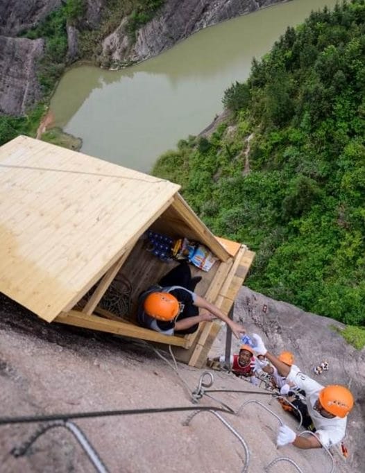 Kedai runcit paling unik, nak beli barang kena panjat 120 meter pakai tali. Peliktapi benar. Sebuah kedai runcit yang terletak di China tular kerana ia dibina di lokasi yang tidak masuk akal. Menerusi foto tular, kedai kecil itu kelihatan tergantung pada sisi tebing bukit di Taman Geologi Negara Shiniuzhai, wilayah Hunan. Lebih mengerikan, kedai itu terletak pada ketinggian 120 meter dan biasanya hanya diakses oleh para pendaki di taman geologi berkenaan.