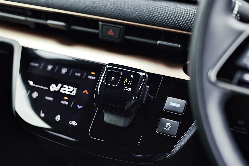 Kereta comel EV Nissan terbaru hanya boleh pandu 180km, tetap laku keras, 50k unit dah terjual.Penangan kenderaan elektrik (EV) memang hebat dan tidak kurang yang mahu merasa. Kepada yang mahu mencuba atau memandu tidak jauh, bolehlah dapatkan EV biasa dahulu.EV dengan jarak pemanduan ratusan kilometer nampak bagus, tetapi lebih besar kapasiti bateri, lebih tinggi harganya.