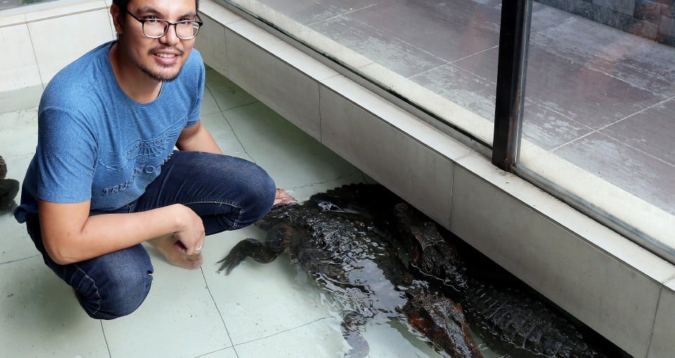 Lelaki di Kajang sanggup habis duit bela 6 buaya di halaman rumah, terpengaruh The Crocodile Hunter katanya. Memiliki buaya sebagai hobi ialah perkara yang kurang didengari dalam sebilangan besar masyarakat negara ini kerana menganggap reptilia itu dikategorikan berbahaya dan ganas serta sukar dijadikan sebagai haiwan peliharaan.