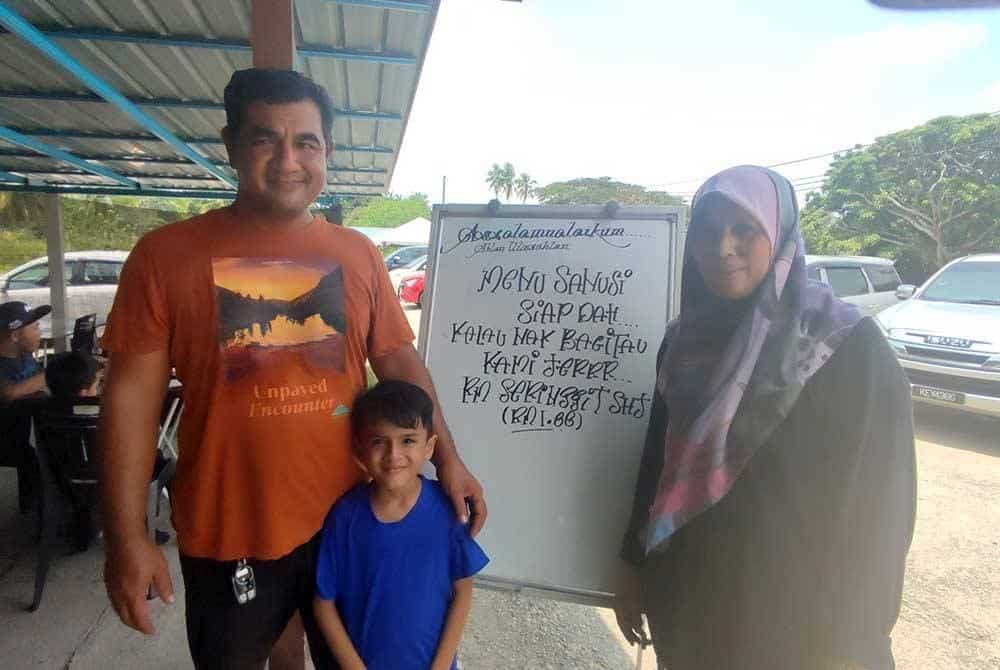 Lepas menang, Menu Sanusi dijual RM1, kalah menu Rahmah.Sebuah kedai makan mengambil inisiatif memperkenalkan menu berharga RM1 dikenali Menu Sanusi di Bukit Payung, di sini, demi membantu orang ramai.Pemiliknya,Nur Ezzeanni Abdullah, 43, berkata, dia sebenarnya telah menjual beberapa jenis menu berharga RM1 sejak sebelum pandemik COVID-19 lagi.