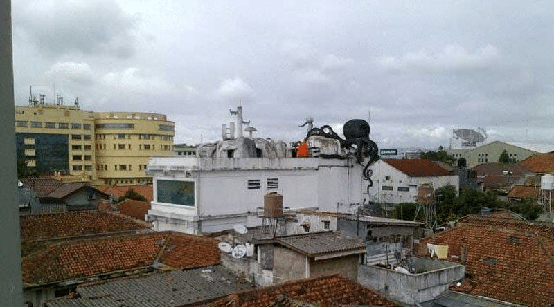 Misteri banglo dengan patung gurita, walaupun berhantu tapi harga tak masuk akal.Sebuah banglo dua tingkat di Bandung, wilayah Jawa Barat mengundang perhatian orang ramai kerana dikatakan berhantu dan menjadi lokasi pemujaan berikutan binaan patung gurita gergasi di atas bumbungnya.Rumah tersebut baru-baru ini diiklankan untuk dijual pada harga 25 bilion rupiah