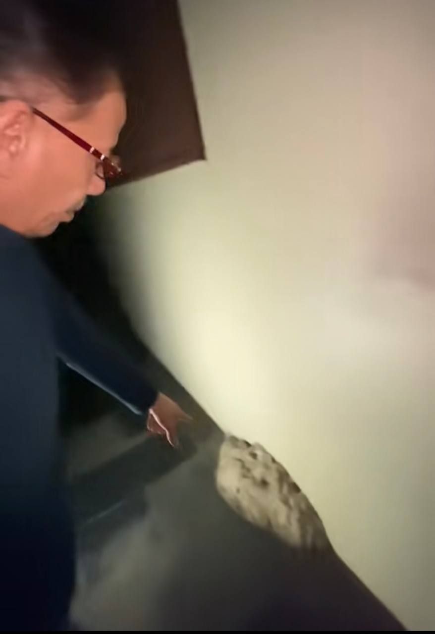 Misteri batu besar keluar dari dinding rumah Azhar Sulaiman, dah guna pelbagai cara tapi tak pecah. Di sebalik rumah agam yang tersergam indah ini tersimpan satu rahsia dari masa lalu yang mampu membuatkan bulu roma meremang.
