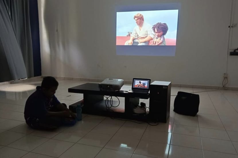 Murid ini tiba-tiba jumpa cikgu mintak nak healing tengok movie di sekolah, cikgu layan je siap hidang karipap. Bergelar  seorang guru bukanlah satu tugas yang mudah. Sungguhpun tanggungjawab hakiki mereka adalah mendidik anak bangsa, namun sebenarnya mereka juga bertindak seperti seorang ibu atau bapa, kaunselor, doktor mahupun pendengar yang setia.