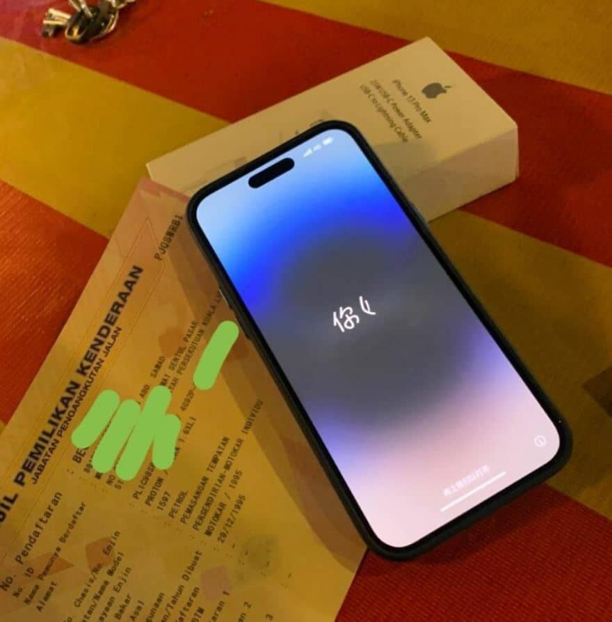 Sanggup swap Iphone 14 pro max dengan proton wira, berbaloi habis. Tular di Facebook pertukaran Proton Wira dan iPhone 14 pro max, swap paling terbaik setakat ini.Swap Paling Berbaloi, Individu Tukar Proton Wira Dengan iPhone 14 Pro Max. Baru-baru ini, satu hantaran menjadi tular apabila seorang individu berjaya menukarkan atau ‘swap’ sebuah kereta Proton Wira dengan iPhone 14 Pro Max miliknya.