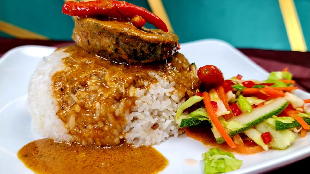 Sempena Merdeka, ini 8 makanan lambang identiti Malaysia. Malaysia merupakan bumi bertuah yang dirahmati dengan beraneka jenis hasil bumi dan hasil laut. Tanah ini juga terkenal dengan kepelbagaian sajian yang menarik dan lazat daripada resepi berbilang kaum dan etnik budaya. Masakan-masakan istimewa ini adanya dibawakan dari jauh, melalui perantau dan buruh asing, dan akhirnya menjadi identiti Malaysia apabila orang tempatan mengolah citarasanya untuk selera warga kita.