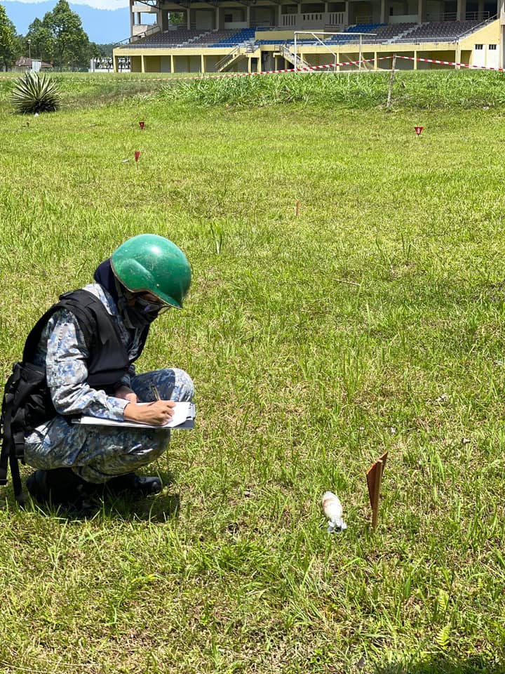 Shazwani buktikan bukan lelaki pun boleh jadi pakar pemusnah bom, yang penting berani. Orangnya cantik dan bijak, itu gambaran terbaik buat seorang Pegawai Tentera Laut Diraja Malaysia (TLDM), Leftenan Madya Puteri Shazwani Megat Ahmad Shariman yang menjadi pegawai wanita TLDM pertama miliki kepakaran musnah peluru dan bahan letupan pada 2021.