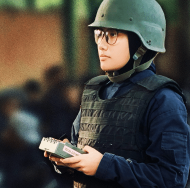 Shazwani buktikan bukan lelaki pun boleh jadi pakar pemusnah bom, yang penting berani. Orangnya cantik dan bijak, itu gambaran terbaik buat seorang Pegawai Tentera Laut Diraja Malaysia (TLDM), Leftenan Madya Puteri Shazwani Megat Ahmad Shariman yang menjadi pegawai wanita TLDM pertama miliki kepakaran musnah peluru dan bahan letupan pada 2021.