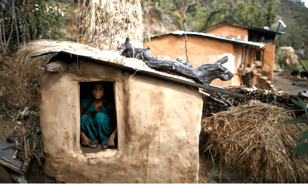 Tergamak biar remaja datang bulan duduk di pondok, punca gadis ini mati dipatuk ular menyedihkan.Seorang remaja perempuan berusia 16 tahun di Nepal maut akibat amalan tradisional ‘chhaupadi’ yang menyaksikan gadis yang mengalami menstruasi perlu duduk di dalam pondok kecil di luar rumah mereka.