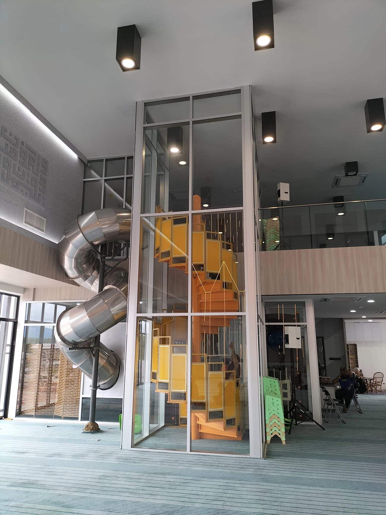 Ada gelongsor dan hotel kapsul, ramai teruja nak singgah di masjid dekat Sungai Petani ini.Masjid sering dikaitkan sebagai satu rumah ibadah yang hanya terhad kepada urusan keagamaan sahaja. Namun, sebenarnya masjid tidak terhad kepada bidang dakwah malah ia meliputi perdagangan, perundangan, penyebaran ilmu, serta pelbagai lagi.Baru-baru ini seorang TikTokers, @tomfitree berkongsi pengalaman beliau melawat Masjid Murtadha Dakwah Centre (MADAD) yang terletak di Sungai Petani, Kedah.