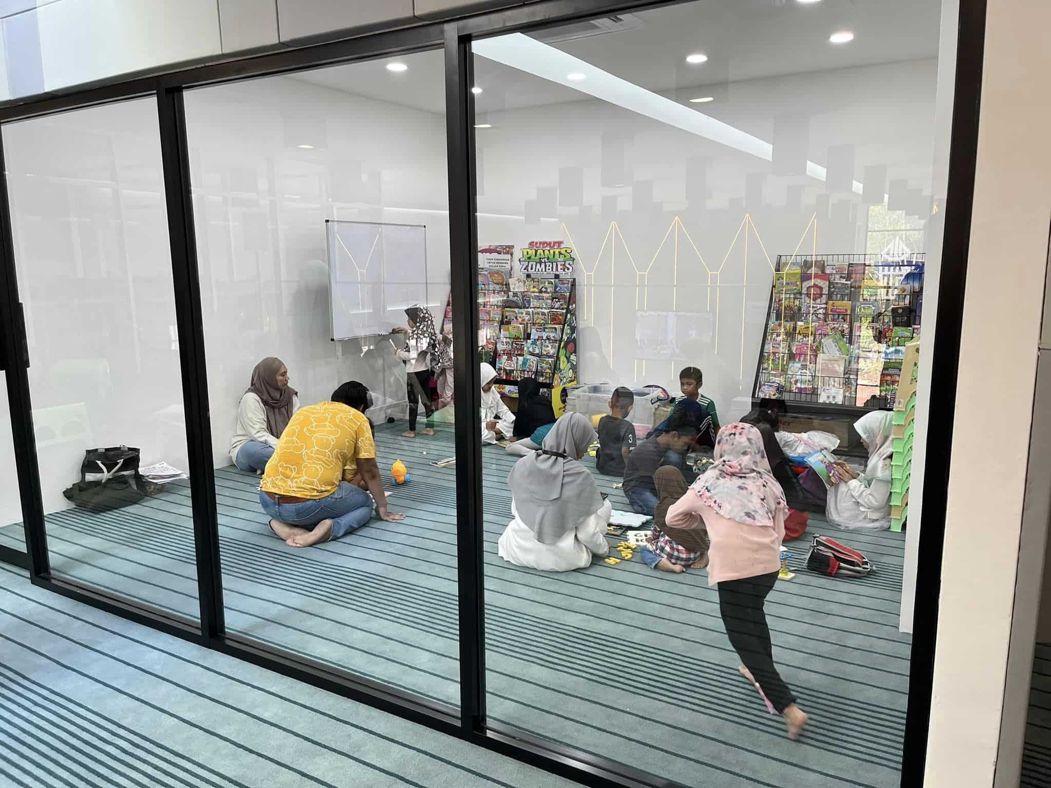 Ada gelongsor dan hotel kapsul, ramai teruja nak singgah di masjid dekat Sungai Petani ini.Masjid sering dikaitkan sebagai satu rumah ibadah yang hanya terhad kepada urusan keagamaan sahaja. Namun, sebenarnya masjid tidak terhad kepada bidang dakwah malah ia meliputi perdagangan, perundangan, penyebaran ilmu, serta pelbagai lagi.Baru-baru ini seorang TikTokers, @tomfitree berkongsi pengalaman beliau melawat Masjid Murtadha Dakwah Centre (MADAD) yang terletak di Sungai Petani, Kedah.