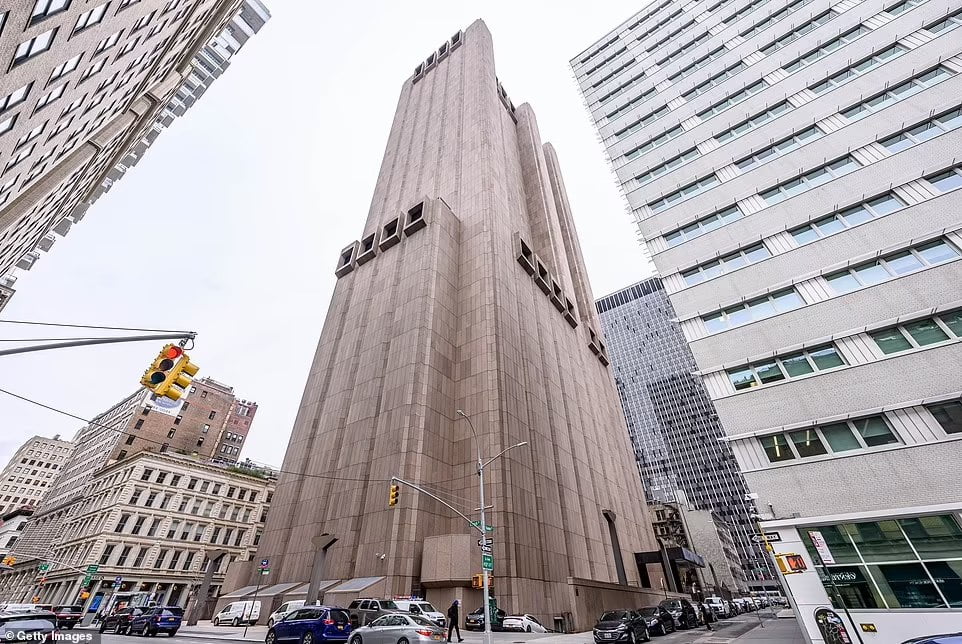 Bangunan 40 tingkat tidak bertingkap ini dah wujud lebih 40 tahun lalu, ramai seram melihatnya. Bangunan yang terletak di 33 Thomas Street di New York itu turut dikenali sebagai Bangunan Long Lines. Ramai pengguna media sosial meluahkan rasa hairan dengan bangunan pencakar langit misteri setinggi 40 tingkat yang dibina di New York lebih 40 tahun lalu.