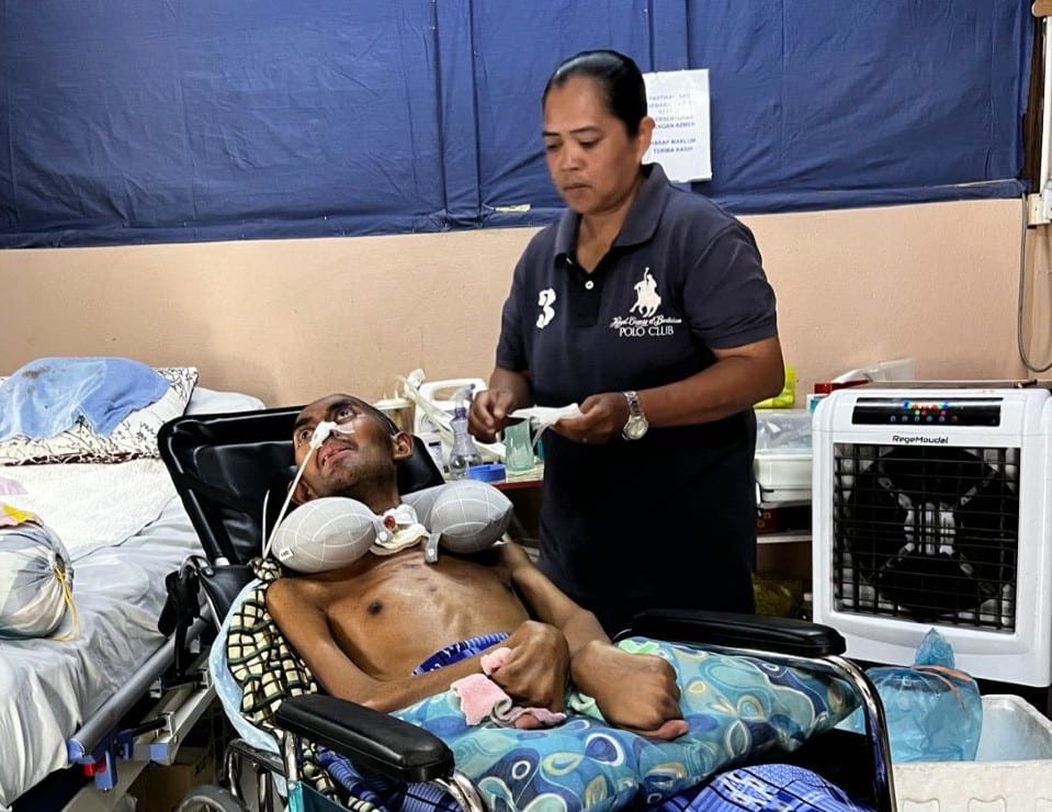 Dah setahun koma, biaya RM2,500 se­bulan memeritkan, dermawan dirayu ringankan beban.Menjaga orang sakit menuntut kesabaran tinggi dan itulah pengorbanan dilakukan seorang wanita hingga dia terpaksa berhenti berniaga untuk memberi tumpuan kepada adiknya yang koma sejak setahun lalu.Azirah Idris, 41, berkata, adiknya, Azmer, 33, terlantar selepas menghidap penyakit jangkitan kuman pada otak.