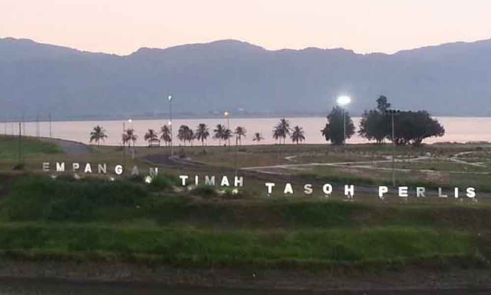 Jarang berlaku Empangan Timah Tasoh bergelora, waspada situasi angin kencang dan hujan lebat