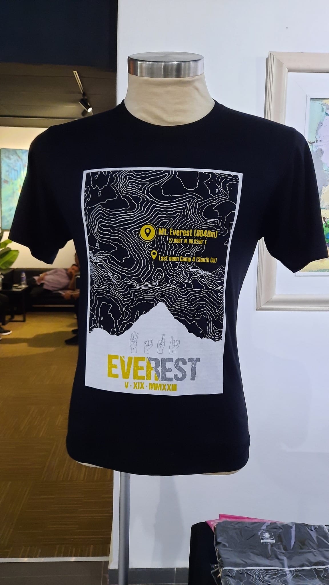 Kisah sedih pendaki OKU pertama Malaysia tawan Everest, ini usaha bantu keluarga Hawari.Kehilangan pendaki Malaysia Everest 2023 (ME 2023), Muhammad Hawari Hashim, 33, ketika turun dari puncak Everest masih lagi tinggal tanda tanya.