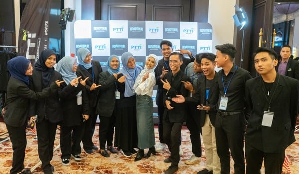 Penyanyi cantik lagi cerdik ini jelajah negeri bantu pelajar SPM rangkul deretan A.Duta dan Ikon Pusat peningkatan akademik dan pakar dalam membantu pelajar Sijil Pelajaran Malaysia (SPM), Pusat Peningkatan Akademik (PTTI) iaitu Iman komited dalam membantu pelajar SPM di seluruh negara.