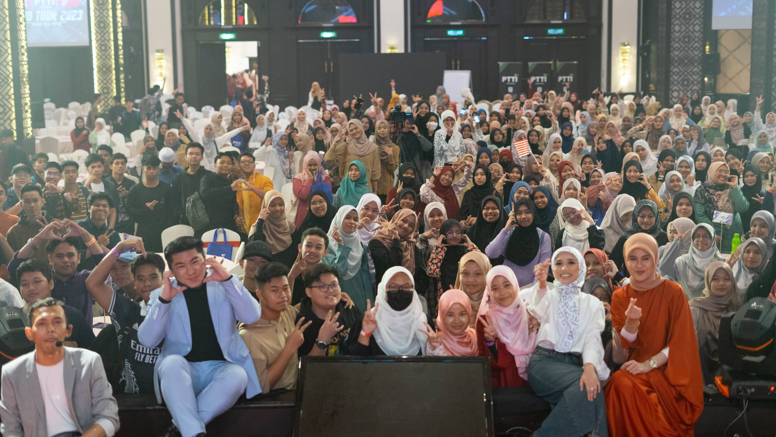 Penyanyi cantik lagi cerdik ini jelajah negeri bantu pelajar SPM rangkul deretan A.Duta dan Ikon Pusat peningkatan akademik dan pakar dalam membantu pelajar Sijil Pelajaran Malaysia (SPM), Pusat Peningkatan Akademik (PTTI) iaitu Iman komited dalam membantu pelajar SPM di seluruh negara.