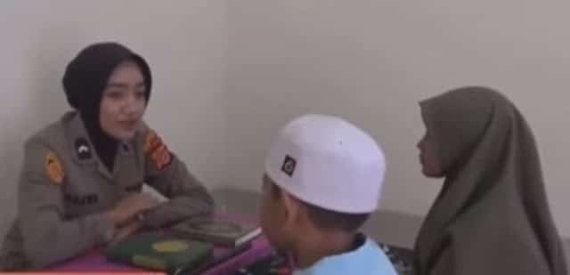 Polis ajar kanak-kanak mengaji, 'hafizah' jelita dari Serambi Makkah ini tawan hati warganet