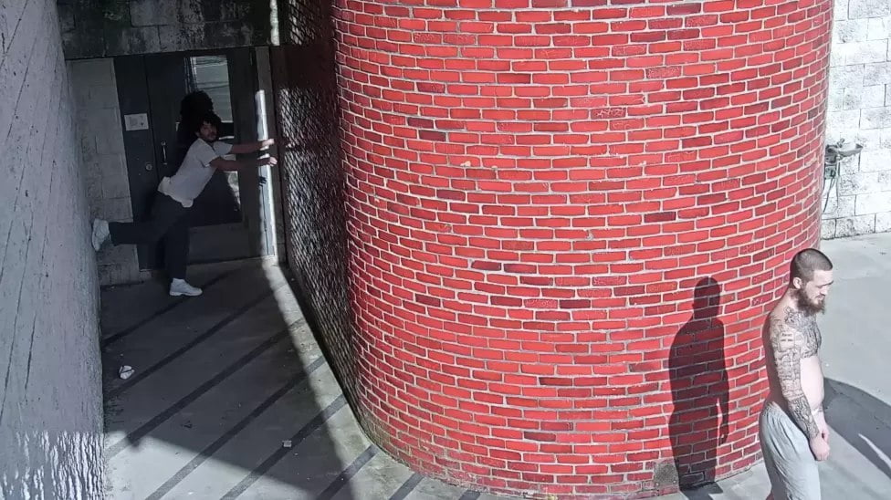 Selepas lari dari penjara, ganjaran lebih RM93,000 kepada pemberi maklumat tangkap pembunuh. Rakaman dikeluarkan polis Amerika Syarikat (AS) menunjukkan bagaimana seorang pembunuh berbahaya begitu mudah melalui dua dinding yang dipisahkan oleh lorong sepanjang 1.5 meter menggunakan teknik ‘berjalan ketam’ untuk melarikan diri dari penjara di Pennsylvania.