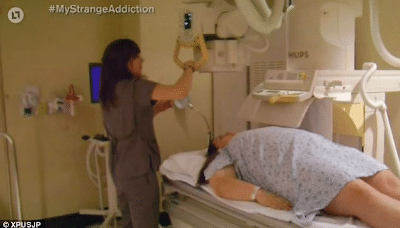 Wanita ketagih makan tayar getah siap potong kecil buat snek, dah 50 biji tayar habis dimakan.Allison, gadis yang berasal Atlanta yang 6 tahun kebelakangan ini memilih potongan tayar "getah tayar yang di potong kecil" sebagai makanan kegemarannya. "Teksturnya seperti perut lembu, ini bagus untuk melatih rahang anda," kata beliau.