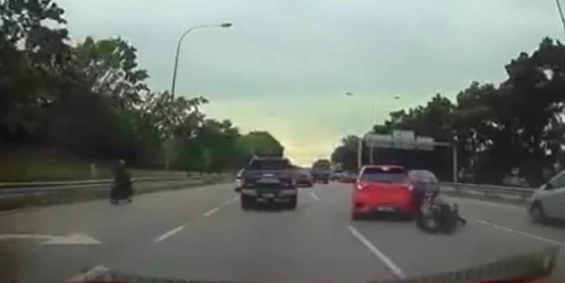 Padah enggan guna laluan motor, kereta pula 'pancung' dua lorong, patut JPJ pun berang