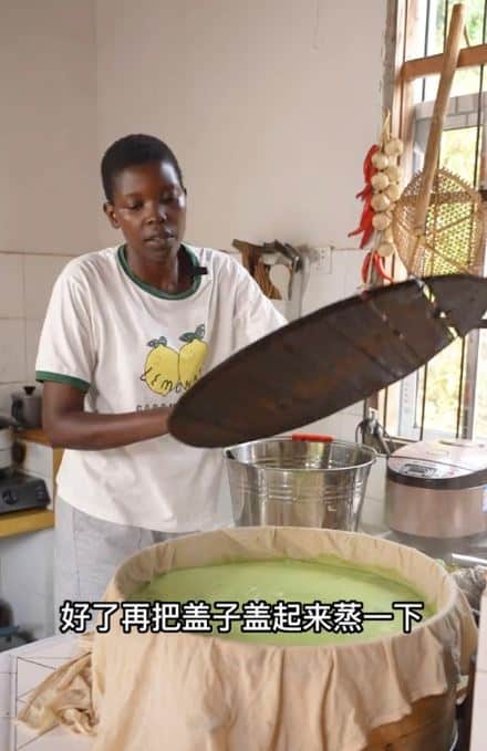 Pempengaruh Uganda ini kahwini warga China, cinta dua benua rupanya berputik di kedai perabot