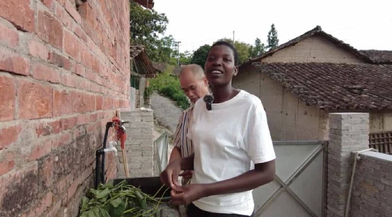 Pempengaruh Uganda ini kahwini warga China, cinta dua benua rupanya berputik di kedai perabot