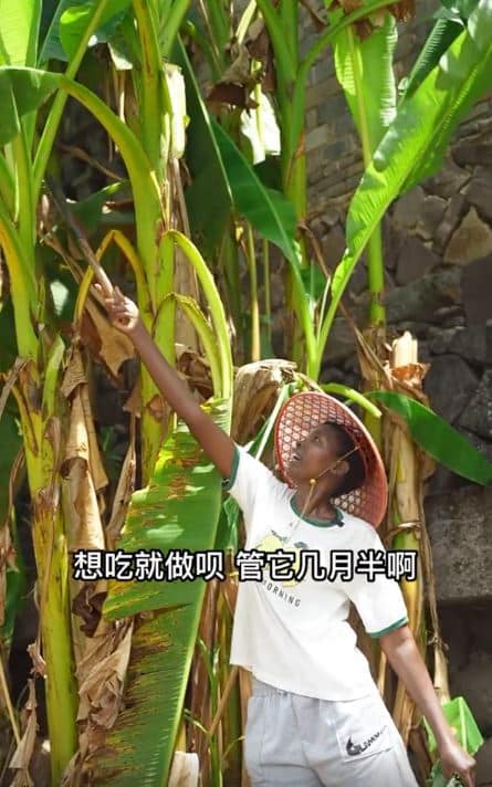 Pempengaruh Uganda ini kahwini warga China, cinta dua benua rupanya berputik di kedai perabot