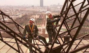 Yang-mana-letak-gambar-profil-ada-Menara-Eiffel 02