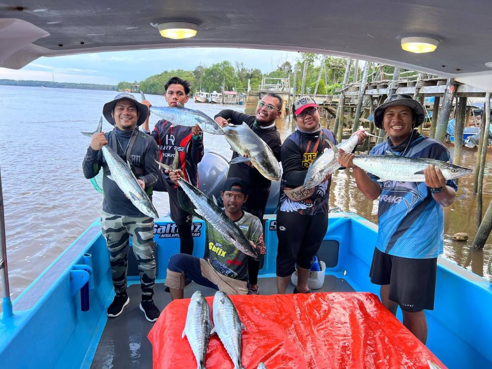 Berbaloi trip memancing ratusan ringgit, lelaki ini kongsi teknik 'jinakkan' tenggiri dan sotong mabang 