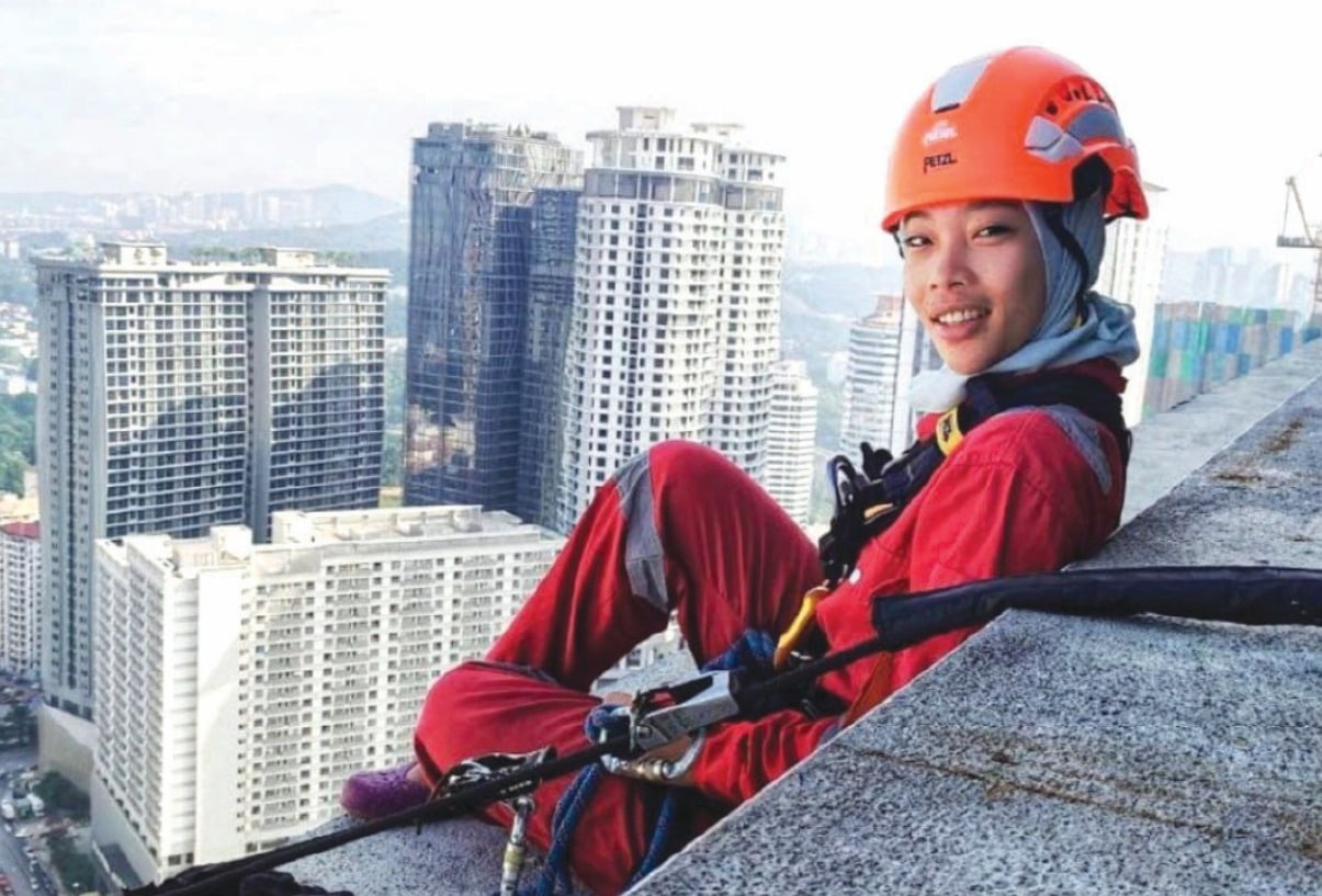 Gaji mesti kencang, hanya pemberani kuasa 'gaban' saja berani kerja bergayut di bangunan tinggi