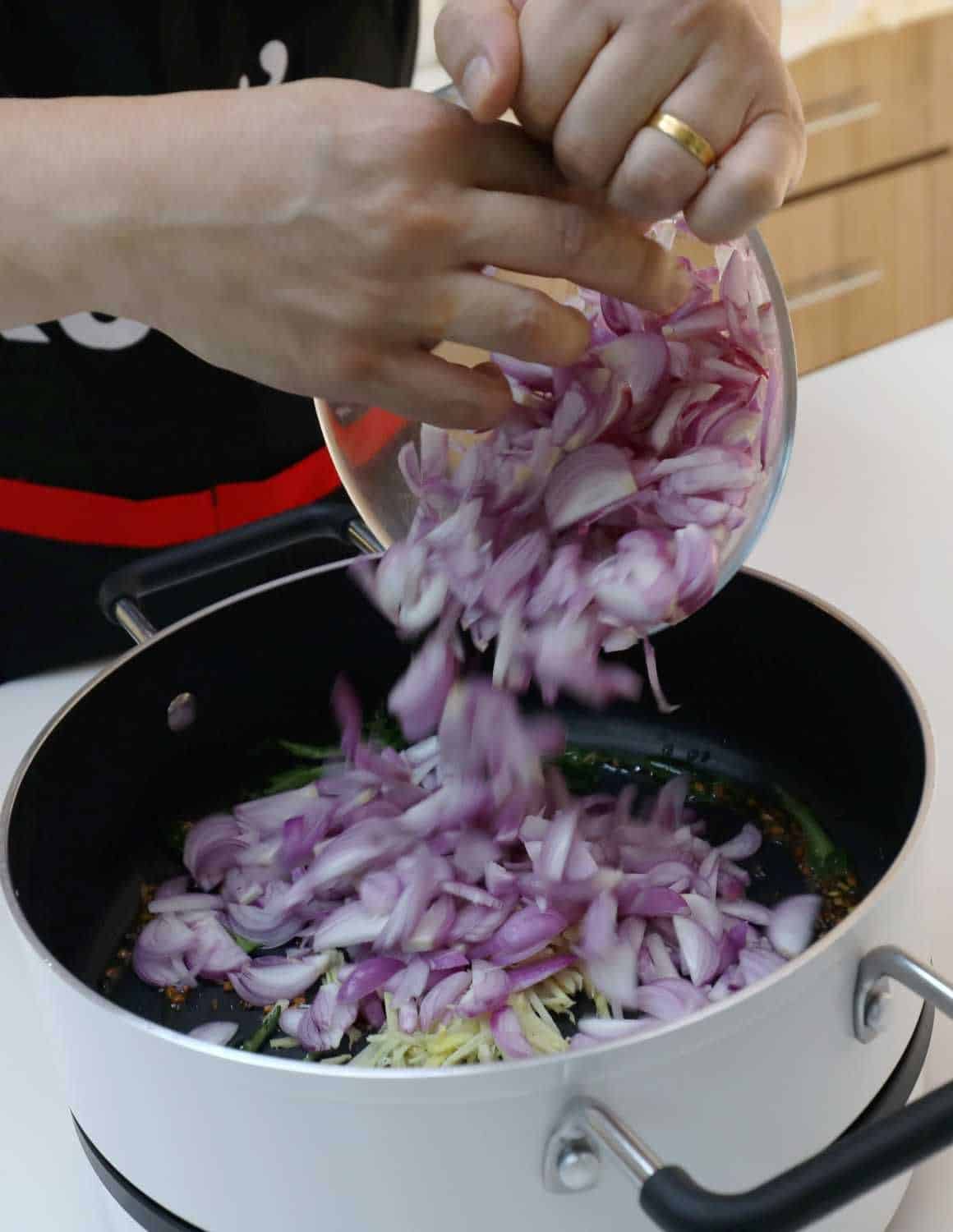 Biar betul! Cara potong bawang akan tentukan rasa masakan? Kalau nak sedap memang kena ikut cara ni