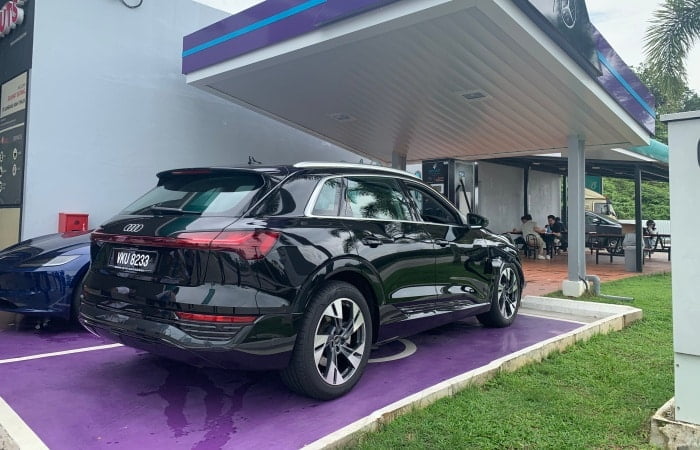 Memang betul, dah boleh pusing negeri Pantai Timur guna kereta elektrik,  ini buktinya, siap kos cas sekali