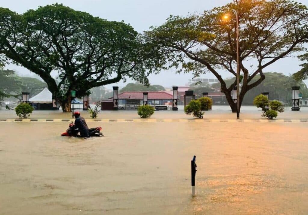 Awas! penduduk Terengganu diminta waspada tiga jalan utama ditenggelami banjir kilat