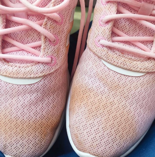 Buntu nak 'hapus' kesan kuning di kasut? Teknik tisu dapur ini sangat berguna