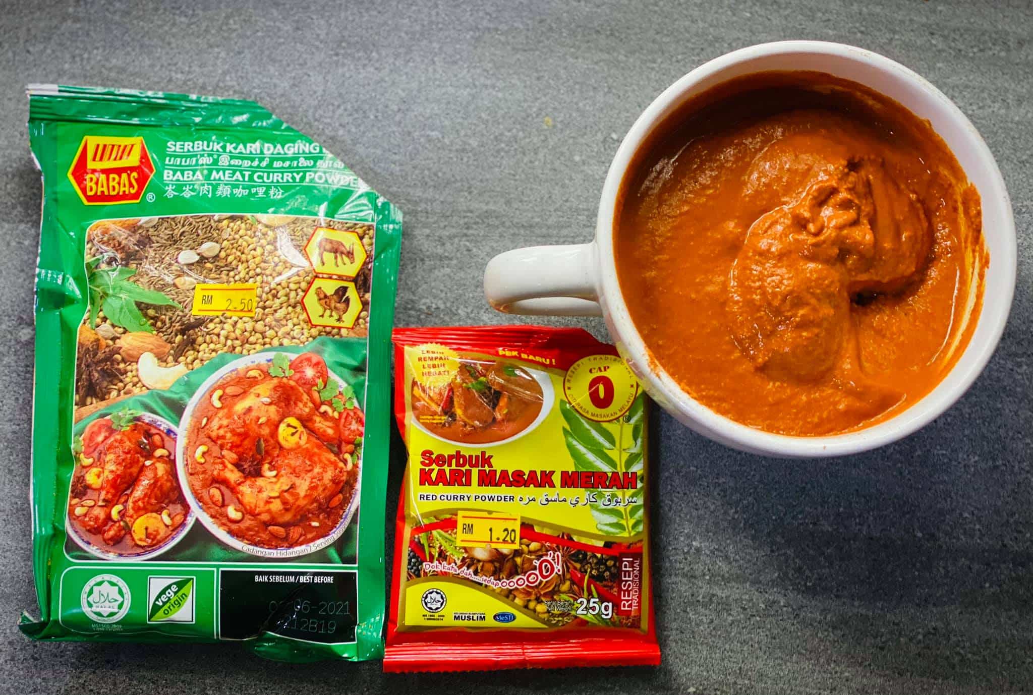 Goreng dulu, cara buat kari ayam kuah pekat dan sedap tak boleh bawa bincang